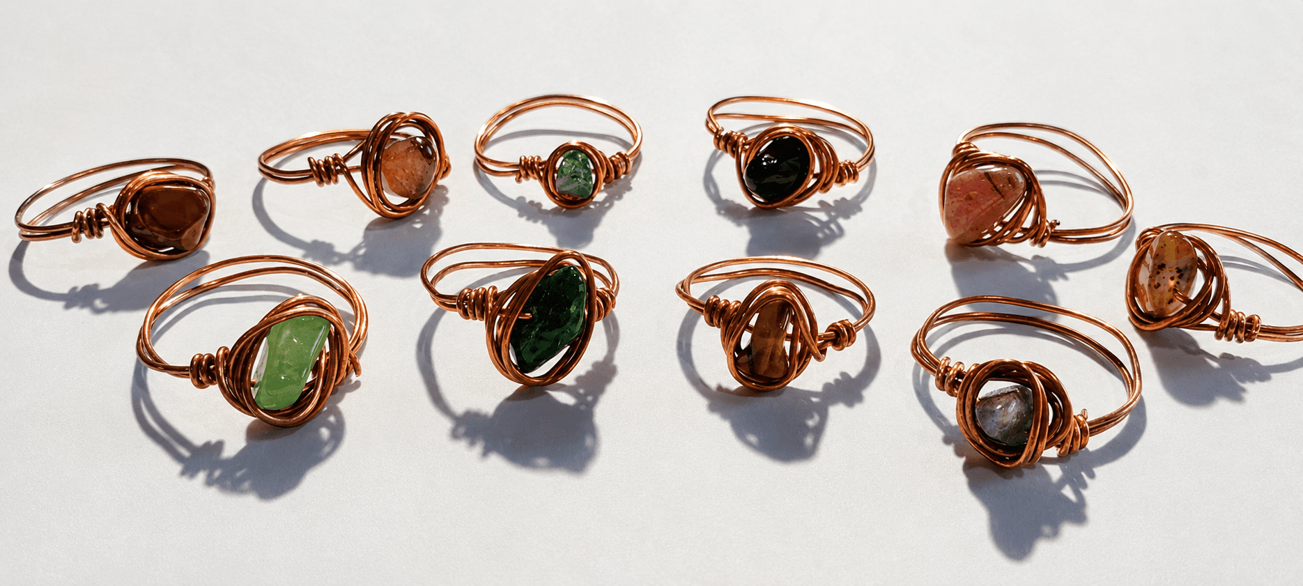 Anillos de cobre y piedras naturales, surtidos x 5 unidades